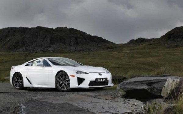 Остава странният привкус, че невероятно драматичният LF-A  е може би "най-неLexus" моделът от цялата марка. Но това е преди да сте го включили, за да чуете този ревящ V-10 мотор. После още да говорят, че Toyota са скучни.
